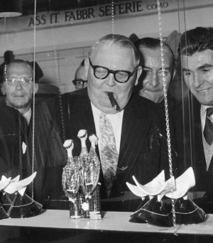 Ludwig Erhard (Mi.) auf der Ffter Frühjahrsmesse 1958