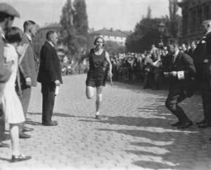 Emmi Haux als Staffelläuferin