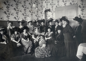 Pauline Neubürger (2. von re.) und Mitglieder des Ffter Frauenclubs